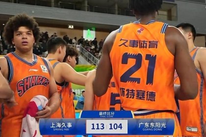 bob半岛体育官方入口-无解双塔！洛夫顿白边狂轰45+19+11打爆广东禁区 杜锋多次无奈摇头